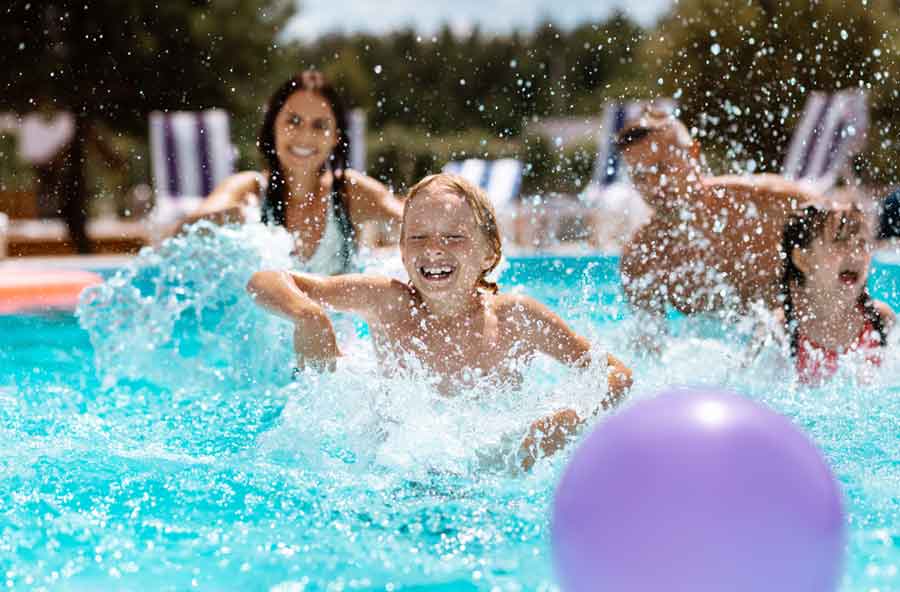 ¿Es obligatorio contratar un socorrista en piscinas comunitarias