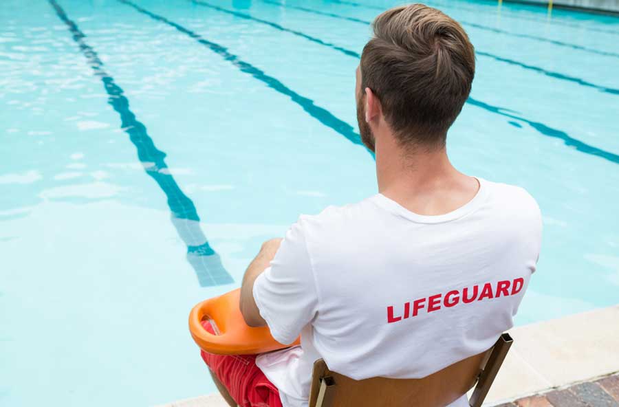 ¿Es obligatorio contratar un socorrista en piscinas comunitarias